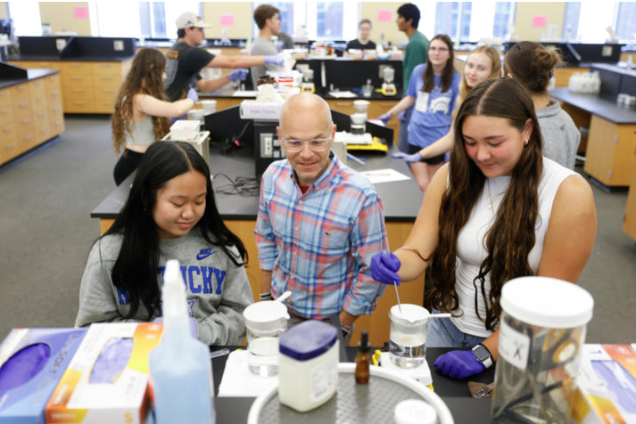 Frank Romanelli, Pharm.D., Parker Endowed Professor and chief academic officer at UKCOP, working with undergraduate students in Honors Stem: Pharmacology 101.