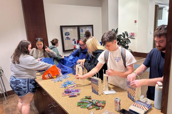 honors students assembling goodie bags