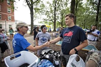 President Capilouto greets a student and his family during move in.
