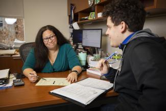 A student meets with an advisor in business marketing.