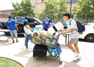 Students at move in with parents