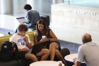 Parent and student looking at computer at orientation