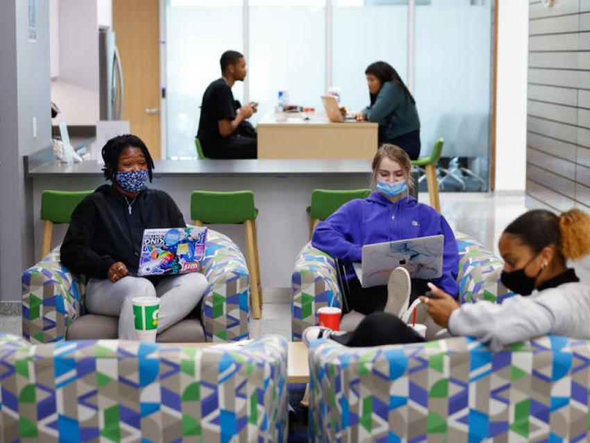 Students in new Gatton Student Center wing