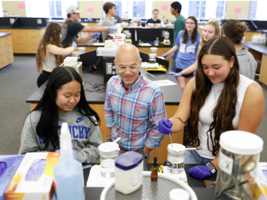 Frank Romanelli, Pharm.D., Parker Endowed Professor and chief academic officer at UKCOP, working with undergraduate students in Honors Stem: Pharmacology 101.