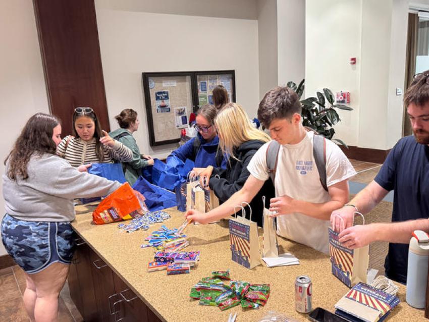 honors students assembling goodie bags